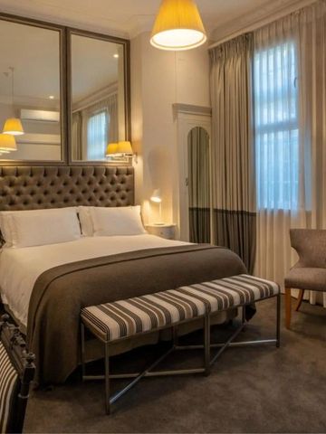 Gemütliches Hotelzimmer mit großem Bett und stilvoller Beleuchtung