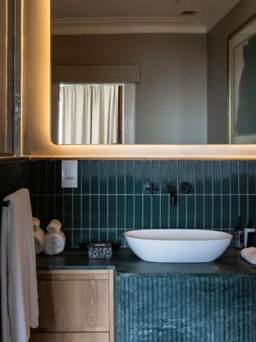 Elegantes Badezimmer mit Waschbecken und stilvoller Beleuchtung