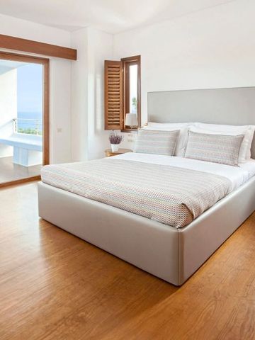 Helles Schlafzimmer mit Meerblick im Elounda Beach Hotel