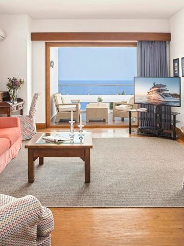 Großzügiges Wohnzimmer mit Meerblick im Elounda Beach Hotel