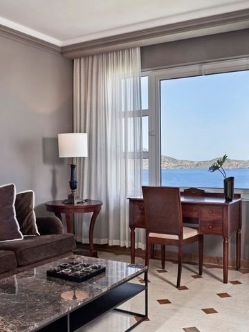 Elegantes Wohnzimmer mit Meerblick und Schreibtisch