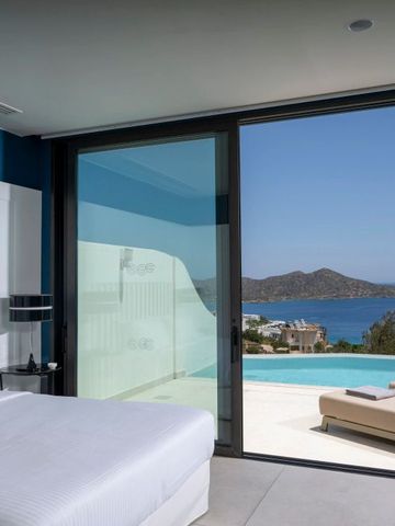 Modernes Schlafzimmer mit Zugang zum Pool und Blick auf das Meer