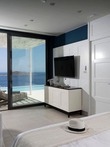 Luxuszimmer mit Blick auf das Meer und privaten Pool auf der Terrasse