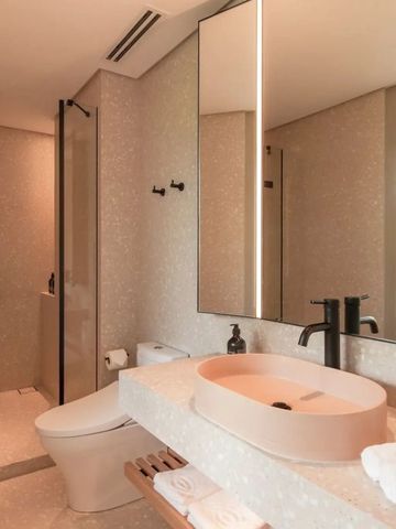 Modernes Badezimmer mit rosa Waschbecken und Glasdusche. Helle Töne.