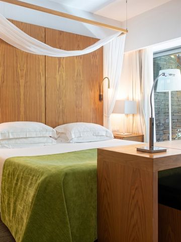 Gemütliches Zimmer mit Holzdekor und hellen, einladenden Farben