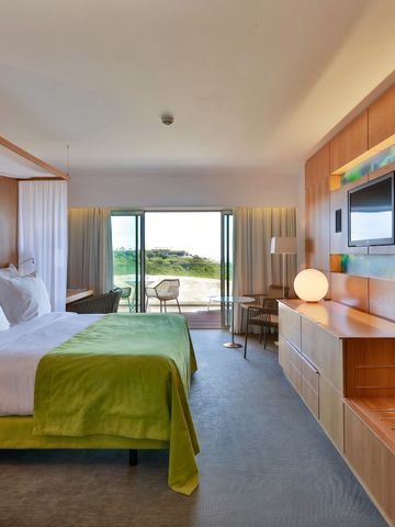 Helles Zimmer mit Balkonblick auf die Landschaft, modern möbliert