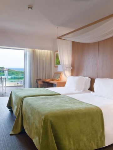 Zimmer mit zwei Einzelbetten und Terrassenblick im Epic Sana Algarve