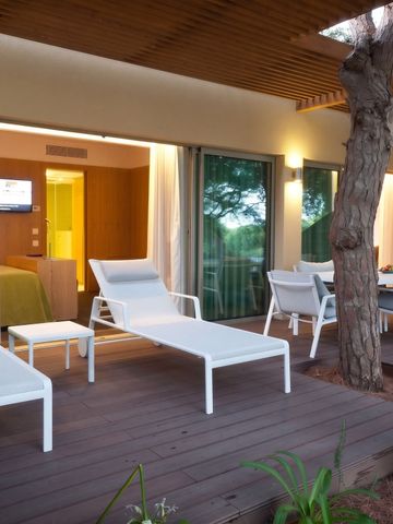 Private Terrasse mit Liegestühlen am Epic Sana Algarve