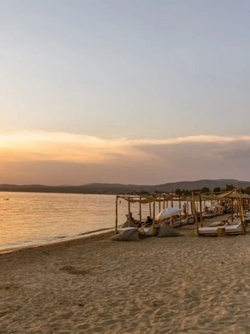 Sonnenuntergang am Strand mit Liegen und Blick aufs Wasser