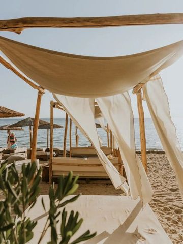 Blick durch weiche Textilien über Strandliegen hin zum Meer