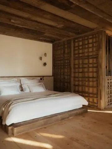 Rustikales Schlafzimmer mit hölzernem Interieur und modernem Komfort