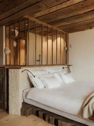 Stilvolles Zimmer mit naturbelassenem Holz und moderner Ausstattung