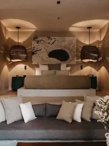 Luxuriös eingerichtetes Zimmer mit gemütlichem Sofa und künstlerischem Ambiente
