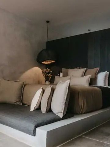 Gemütliches Schlafzimmer mit eleganten Grautönen und moderner Beleuchtung