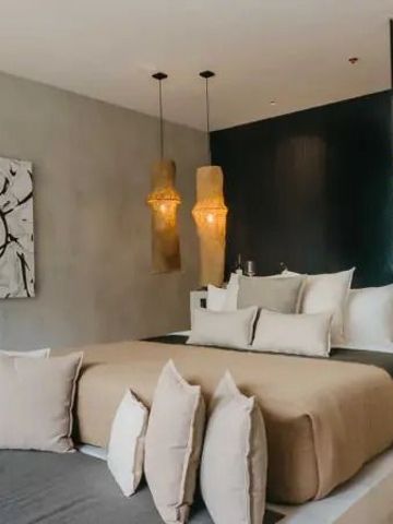 Minimalistisch eingerichtetes Hotelzimmer mit luxuriösen Details