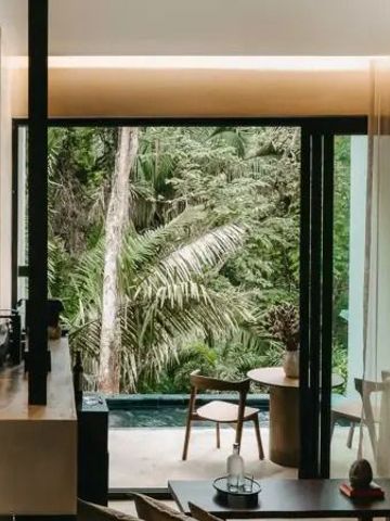 Zimmer mit Ausblick auf tropischen Garten und kleinem Pool
