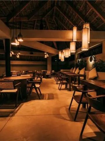 Elegantes Restaurant mit Holzmöbeln und stimmungsvoller Beleuchtung
