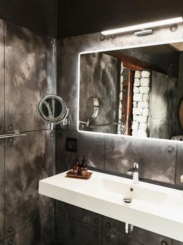 Modernes Badezimmer mit stilvoller Beleuchtung und Waschbecken