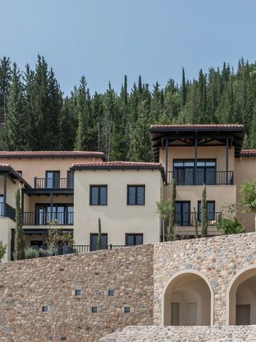Mediterrane Architektur des Hotels mit Hügel im Hintergrund