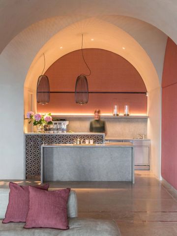 Gemütliche Bar mit weichen Sofas und dezenter Beleuchtung