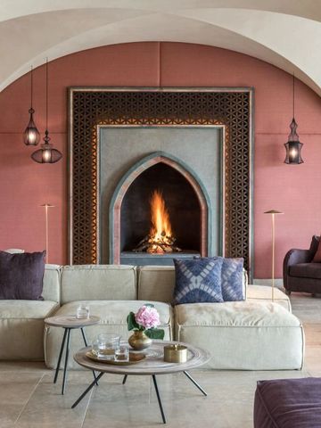 Lounge mit modernem Kamin und eleganter Dekoration