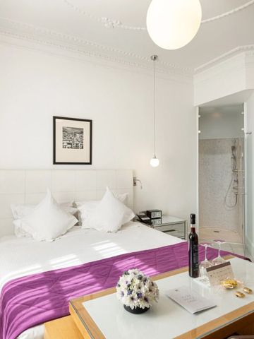 Helles Hotelzimmer mit modernem Design und lila Akzenten