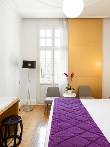 Komfortables Hotelzimmer mit modernem Dekor und Blick auf den Balkon