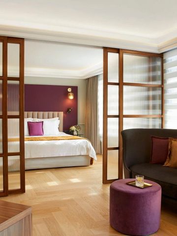 Luxuriöse Suite mit separatem Wohnbereich und Holzschiebetüren.