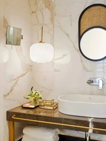 Stilvolles Badezimmer mit ovalem Waschbecken und edlen Details.