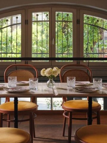 Elegantes Restaurant mit großem Fenster und stilvollen Stühlen