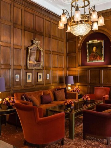 Gemütliche Lounge mit Holzvertäfelung und antikem Dekor im Fairmont Hotel.