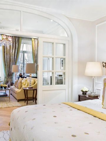 Luxuriöses Hotelzimmer mit Kingsize-Bett und eleganter Einrichtung im Fairmont Hotel.