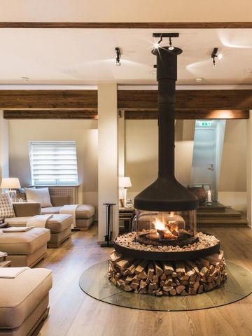 Einladender Loungebereich mit Kamin im Wellnessbereich des Fairmont Hotels.