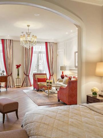 Großzügige Suite mit eleganter Einrichtung und luxuriösem Ambiente im Fairmont Hotel.