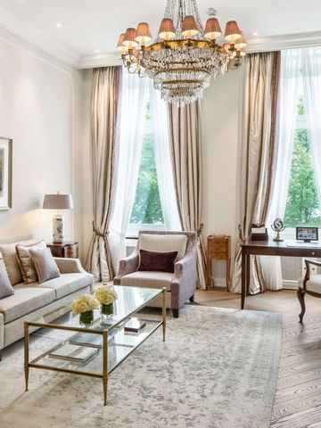 Elegantes Wohnzimmer mit Kronleuchter im Fairmont Hotel Vier Jahreszeiten