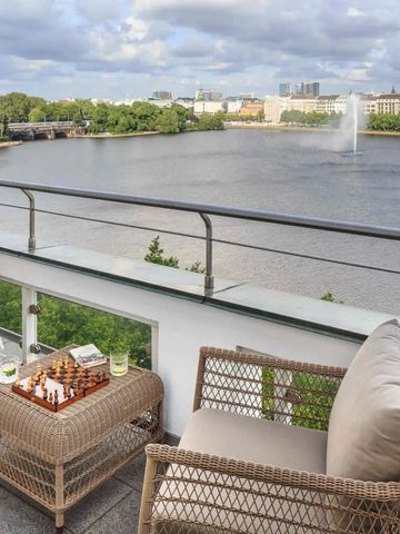 Terrasse mit Blick auf den See und bequemen Sitzgelegenheiten