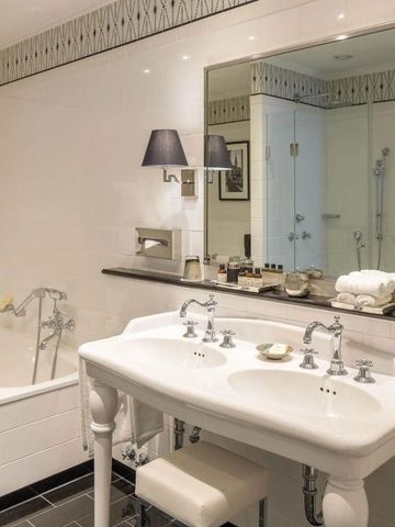 Badezimmer mit Badewanne und Doppelwaschbecken modern eingerichtet