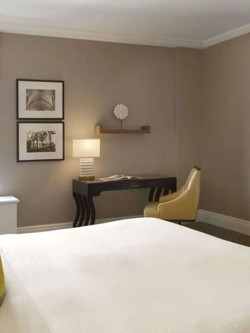 Elegantes Hotelzimmer mit modernem Schreibtisch und Kommode
