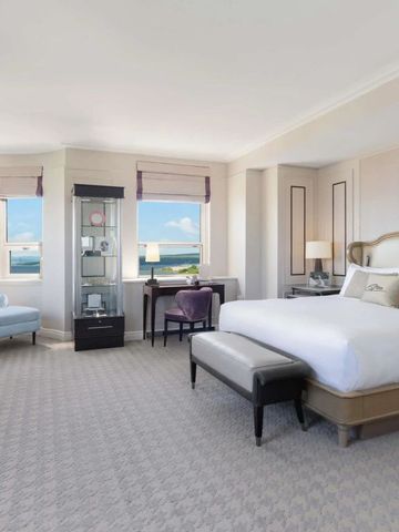 Luxuriöse Suite mit Blick auf den Fluss und einladendem Sitzbereich
