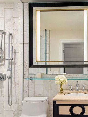 Modernes Badezimmer mit verglaster Dusche und stilvollen Armaturen