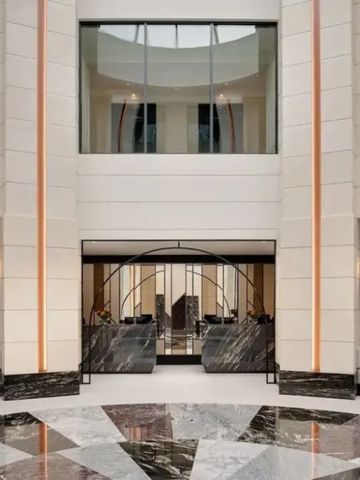 Innenansicht der luxuriösen Hotellobby mit Marmorboden und modernem Design