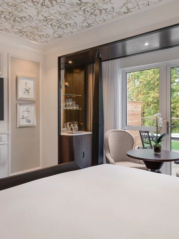 Luxuriöses Hotelzimmer mit Zugang zur Terrasse und eleganter Dekoration