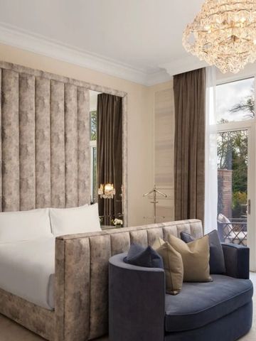 Luxuriöses Zimmer mit stilvoller Sitzecke und großem Fenster