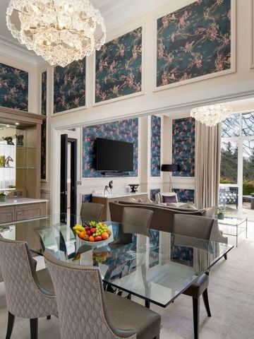 Helles Wohnzimmer mit gläsernem Esstisch und opulenter Gestaltung