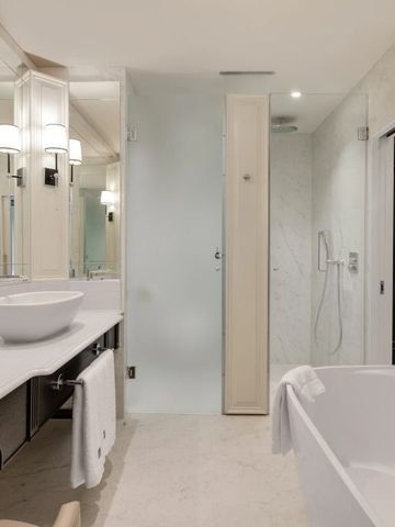 Modernes Badezimmer mit Badewanne und Waschbecken aus Marmor