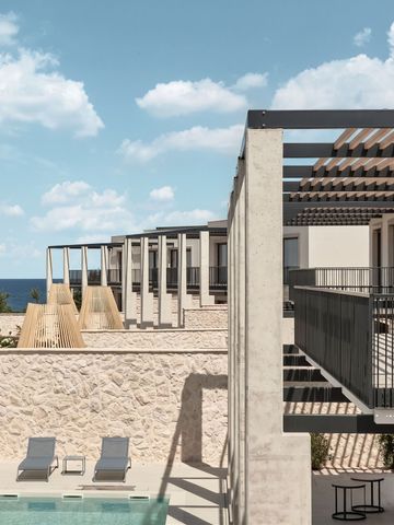 Außenbereich mit Pool und Blick auf das Meer