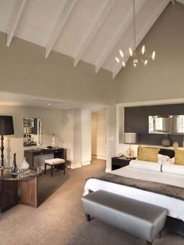 Geschmackvolle Suite mit modernem Design und hohen Decken.