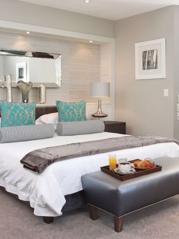 Modernes Hotelzimmer mit Kingsize-Bett und eleganten Dekokissen