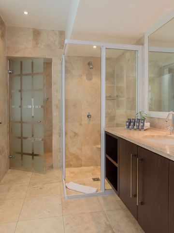 Luxuriöses Badezimmer mit großer Dusche und Badewanne