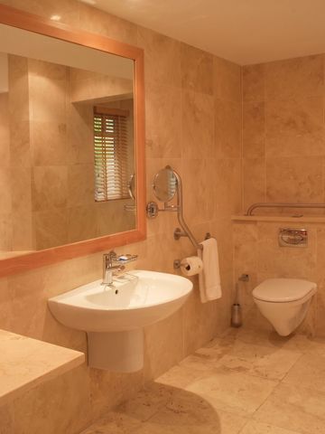Elegantes Badezimmer mit moderner Ausstattung und großen Spiegeln